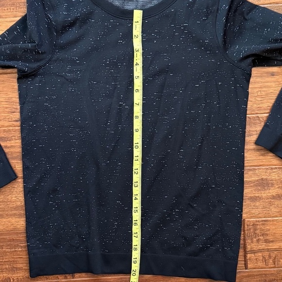 Lululemon Black Speckled Relaxed Swiftly Long Sleeve, size 4 - Picture 3 of 4